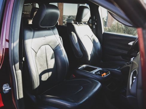 Used 2020 Chrysler Pacifica Touring-L Plus w/ S Appearance Package image 10