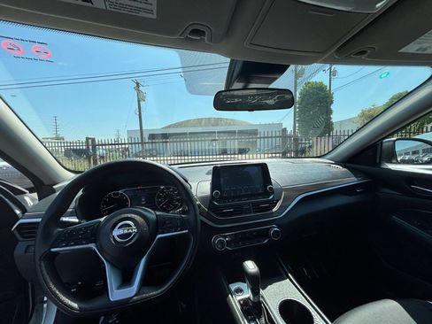 Used 2025 Nissan Altima 2.5 SV FWD image 38