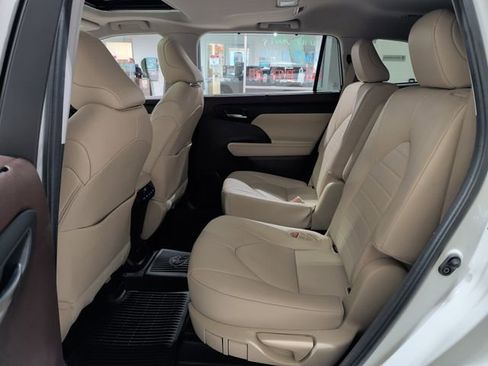 Used 2021 Toyota Highlander XLE image 33