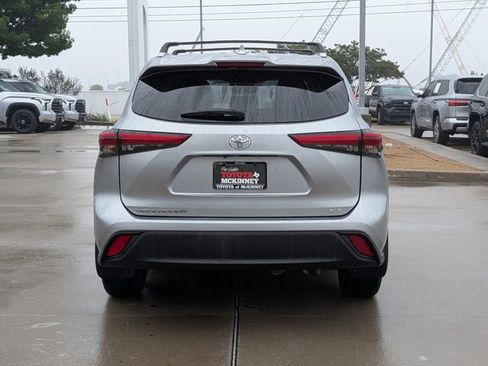Used 2023 Toyota Highlander XLE FWD image 6