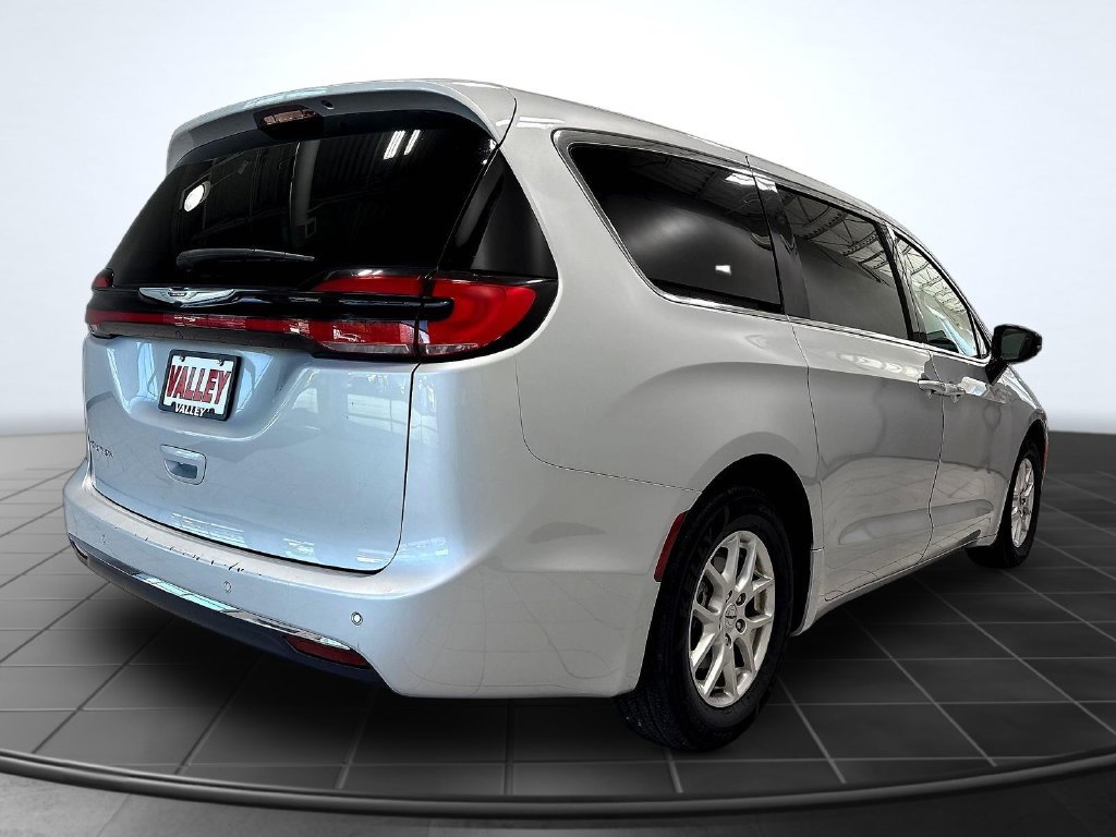 Used 2024 Chrysler Pacifica Touring-L FWD image 8