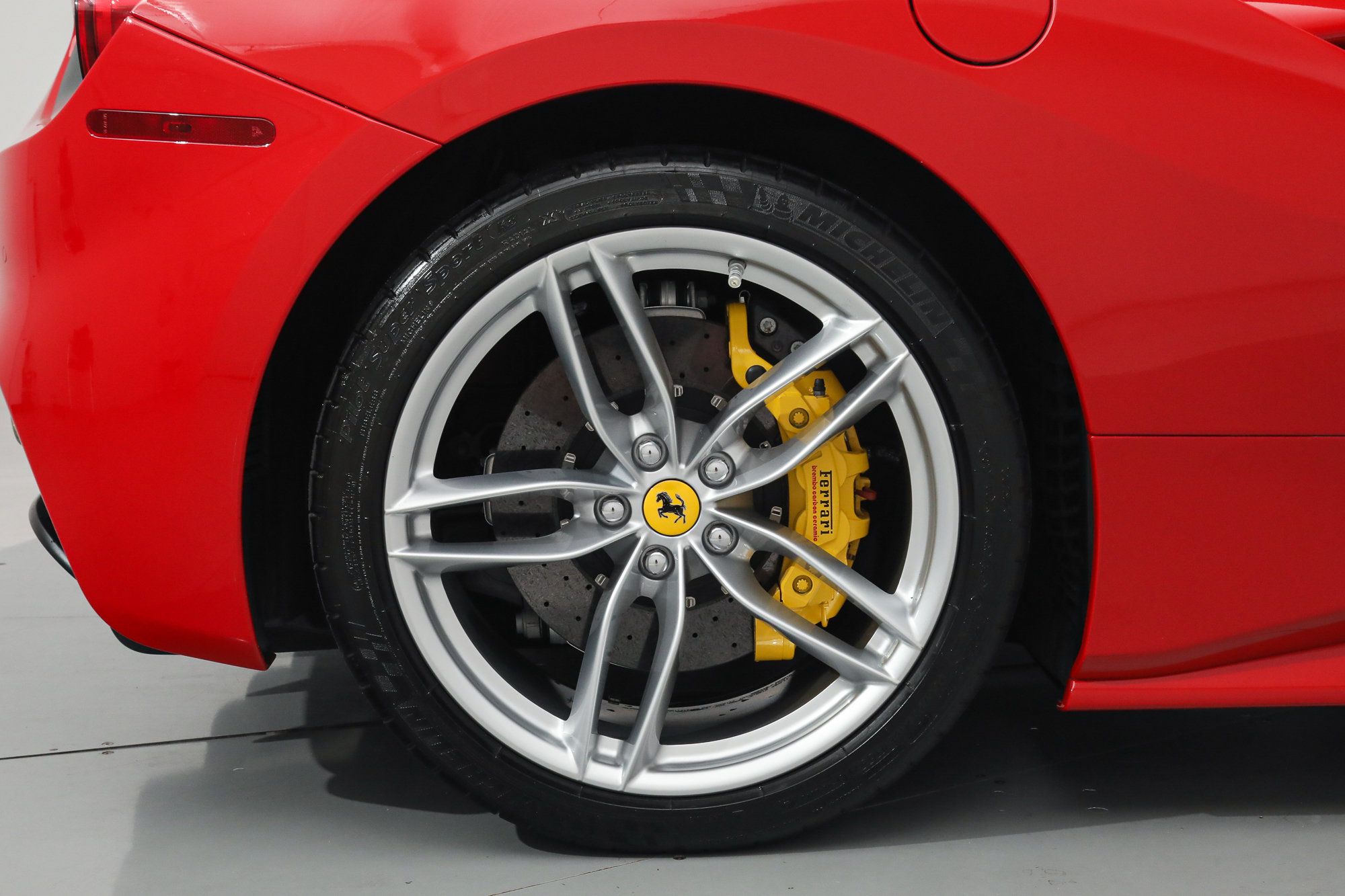 Used 2018 Ferrari 488 GTB RWD image 37