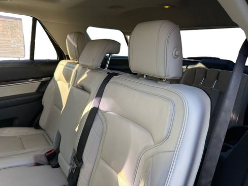 Used 2017 Ford Explorer Platinum image 16