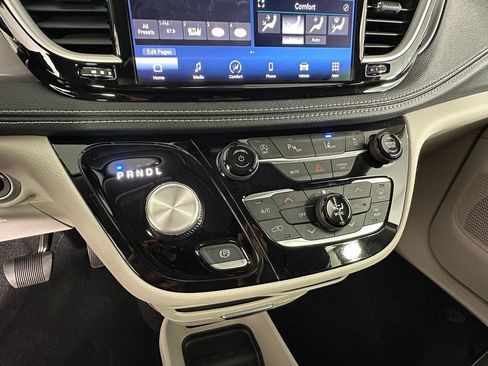 Used 2023 Chrysler Pacifica Touring-L AWD/4WD image 18