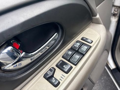 Used 2004 GMC Envoy XL SLT AWD/4WD image 16