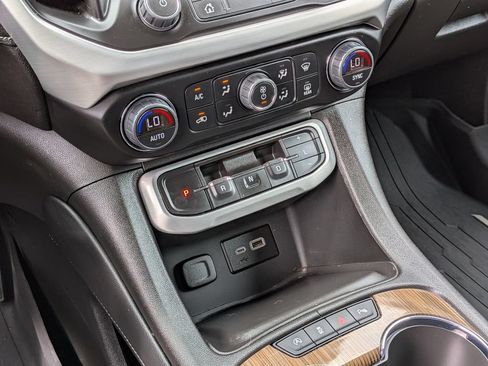Used 2023 GMC Acadia SLE w/ Driver Convenience Package FWD image 17