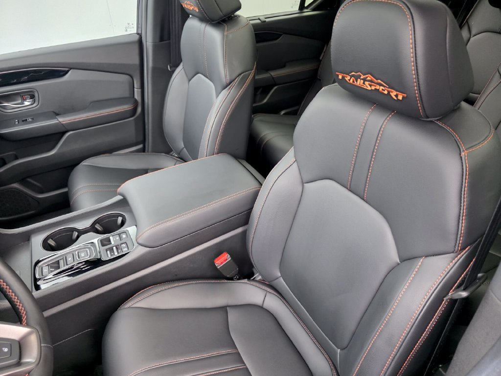 Used 2025 Honda Pilot TrailSport image 11