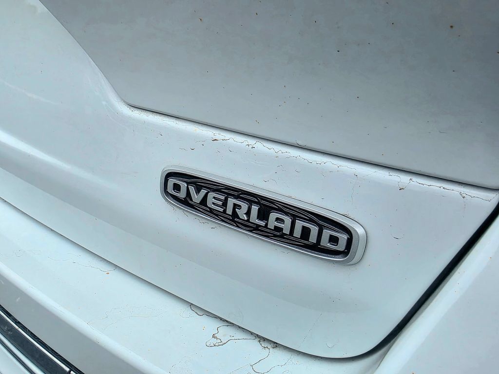 Used 2025 Jeep Grand Cherokee Overland w/ Trailer Tow Package AWD/4WD image 6