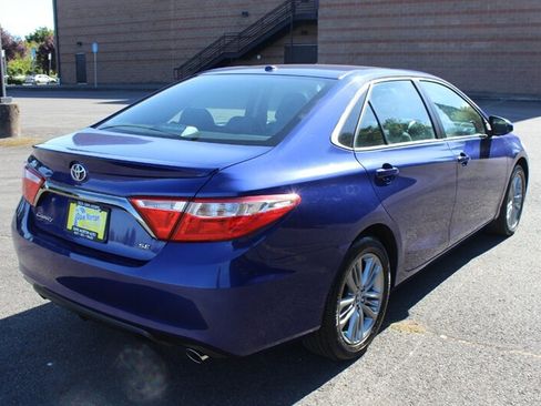 Used 2015 Toyota Camry SE w/ Moonroof Package FWD image 4