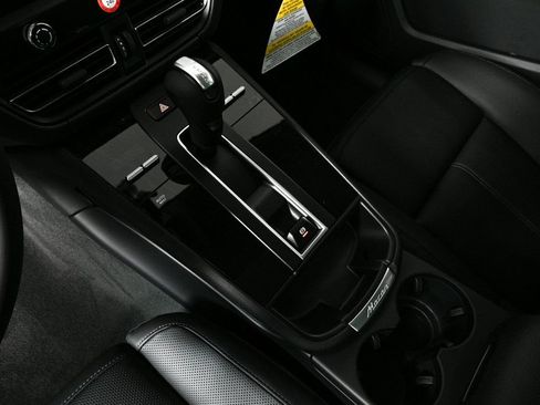 Certified 2026 Porsche Macan image 18