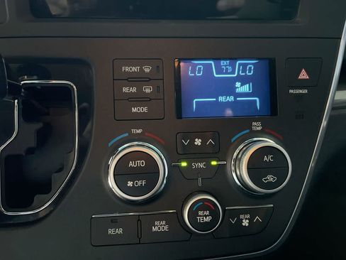 Used 2015 Toyota Sienna SE FWD image 18