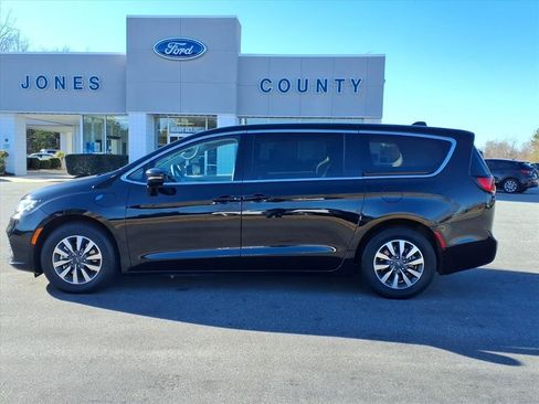 Used 2024 Chrysler Pacifica Select image 5