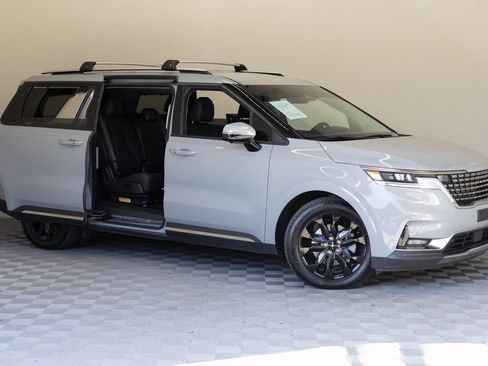 Used 2024 Kia Carnival SX image 3