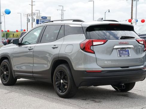 Used 2024 GMC Terrain SLE w/ Driver Convenience Package FWD image 5