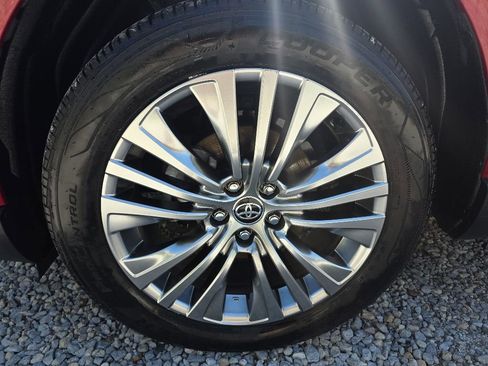 Certified 2024 Toyota Venza XLE AWD/4WD image 11