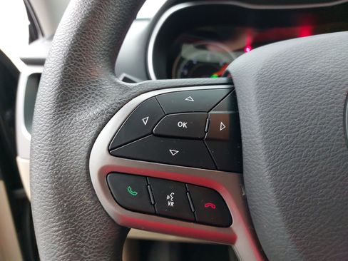Used 2021 Jeep Cherokee Latitude FWD image 18