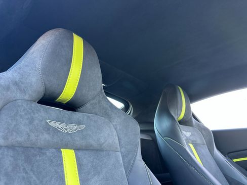 Used 2022 Aston Martin V8 Vantage Coupe image 18
