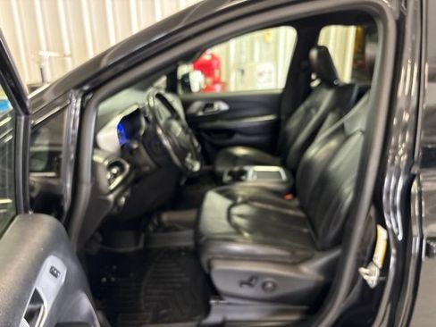 Used 2020 Chrysler Pacifica Touring-L Plus w/ S Appearance Package FWD image 19