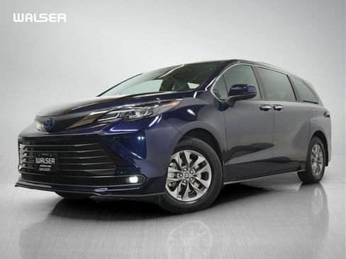 Used 2025 Toyota Sienna XLE AWD/4WD image 1