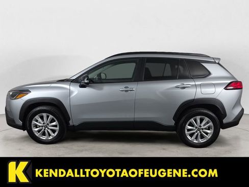 Used 2025 Toyota Corolla Cross LE FWD image 2
