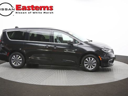 Used 2023 Chrysler Pacifica Touring-L FWD image 48
