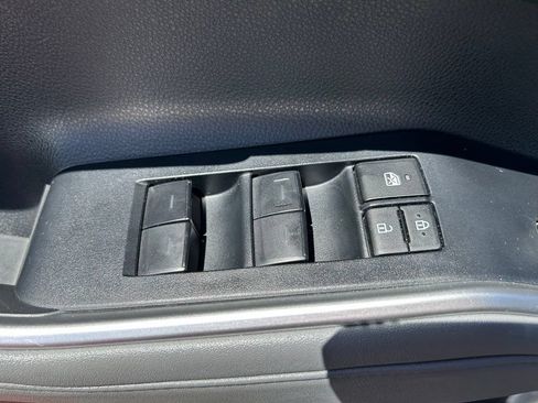 Used 2024 Toyota Highlander XLE FWD image 19
