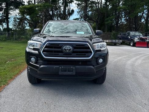 Used 2018 Toyota Tacoma SR5 AWD/4WD image 3
