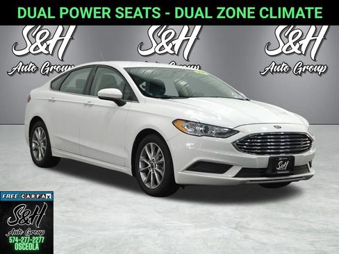Used 2017 Ford Fusion SE w/ Fusion SE Technology Package FWD image 1