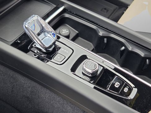 Used 2026 Volvo XC60 B5 Plus w/ Protection Package Premier AWD/4WD image 33