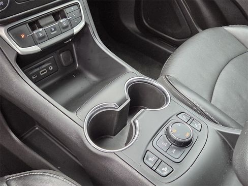 Used 2024 GMC Terrain SLT image 13