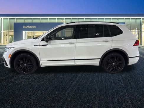 Certified 2022 Volkswagen Tiguan SE R-Line image 7