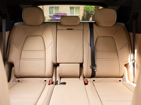 Certified 2023 Porsche Cayenne AWD/4WD image 28