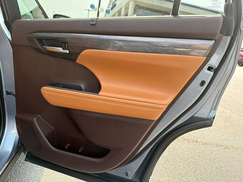 Used 2020 Toyota Highlander Platinum FWD image 16