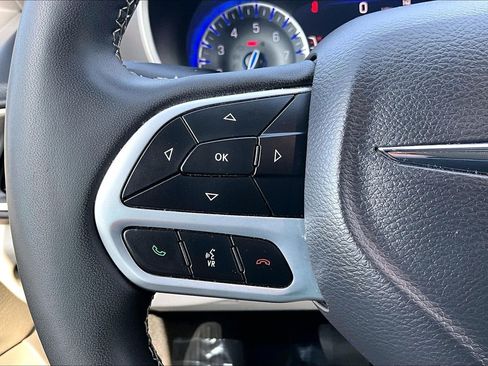 Used 2023 Chrysler Pacifica Touring-L FWD image 16