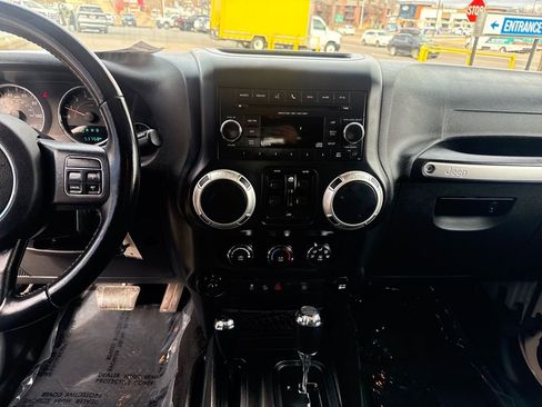 Used 2018 Jeep Wrangler Unlimited Rubicon w/ Connectivity Group image 17