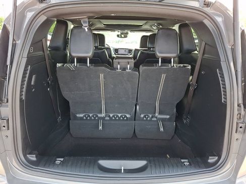 Used 2025 Chrysler Pacifica Limited FWD image 31