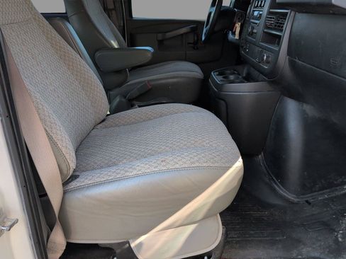 Used 2017 Chevrolet Express 2500 RWD image 37