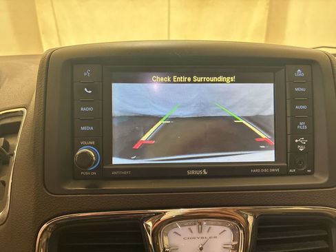 Used 2016 Chrysler Town & Country Touring w/ Driver Convenience Group FWD image 23