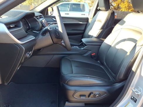 Used 2025 Jeep Grand Cherokee L Limited w/ Black Appearance Package image 40