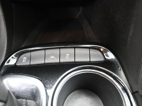 Used 2022 Buick Encore GX Essence image 3