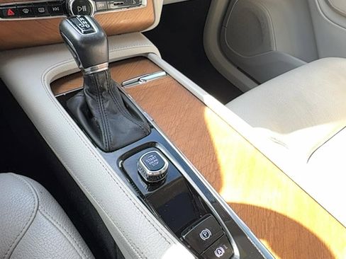 Used 2022 Volvo XC90 T6 Momentum w/ Advanced Package image 19