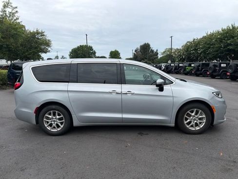 Used 2023 Chrysler Pacifica Touring-L FWD image 2