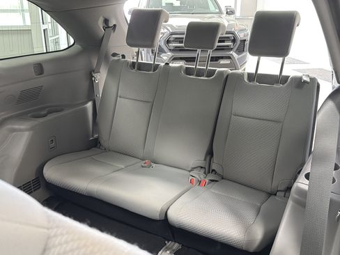 Used 2019 Toyota Highlander LE AWD/4WD image 32