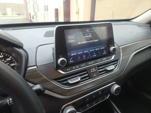 Used 2024 Nissan Altima 2.5 SV FWD image 7