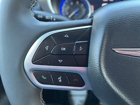 Used 2025 Chrysler Pacifica Select image 21