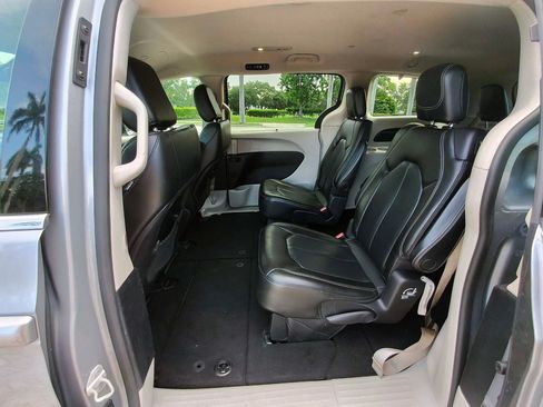 Used 2021 Chrysler Voyager Lxi FWD image 12