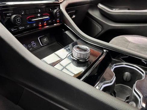 Used 2023 Jeep Grand Cherokee Altitude image 19