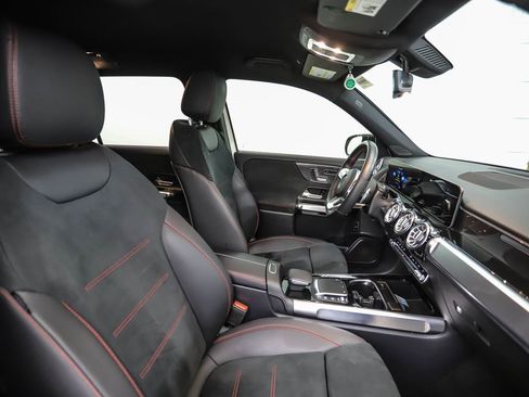 Used 2021 Mercedes-Benz GLB 250 4MATIC image 30