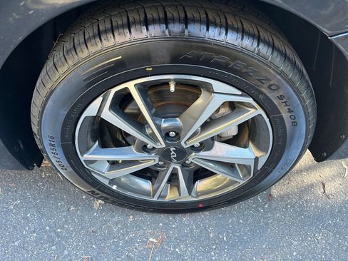 Used 2023 Kia Forte LXS image 28