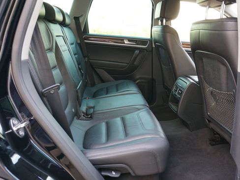 Used 2014 Volkswagen Touareg Sport image 16